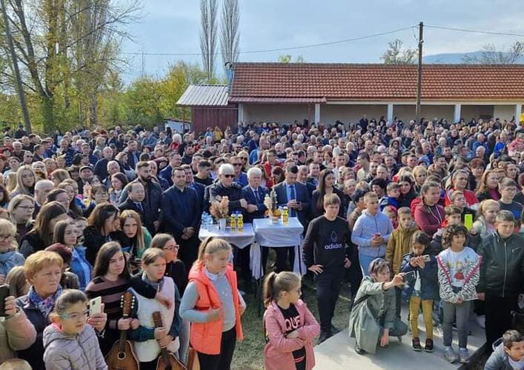 Стотина специјалитети со праз, солени и благи, беа декустирани повторно на „Ден на празот“ во селото Градашорци