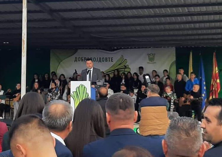 Стотина специјалитети со праз, солени и благи, беа декустирани повторно на „Ден на празот“ во селото Градашорци