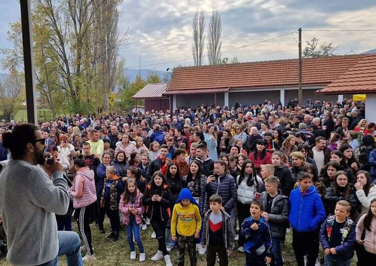 Стотина специјалитети со праз, солени и благи, беа декустирани повторно на „Ден на празот“ во селото Градашорци