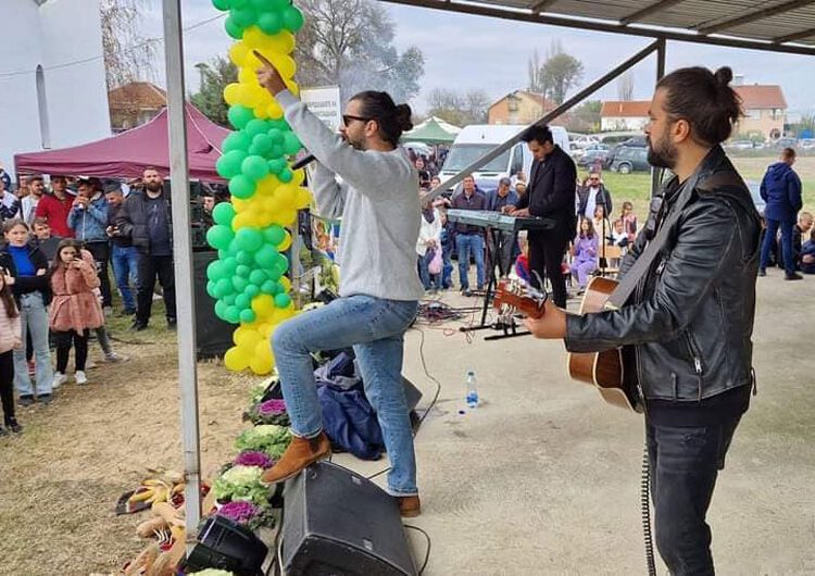 Стотина специјалитети со праз, солени и благи, беа декустирани повторно на „Ден на празот“ во селото Градашорци