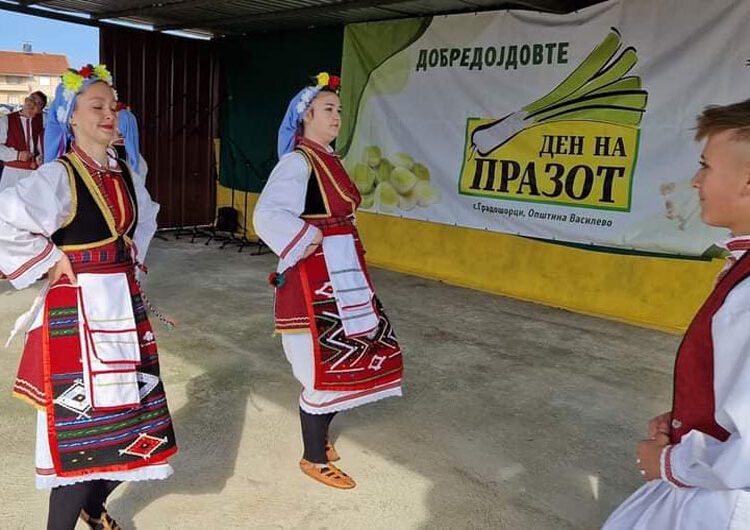 Стотина специјалитети со праз, солени и благи, беа декустирани повторно на „Ден на празот“ во селото Градашорци