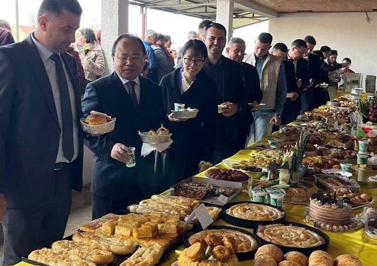 Стотина специјалитети со праз, солени и благи, беа декустирани повторно на „Ден на празот“ во селото Градашорци