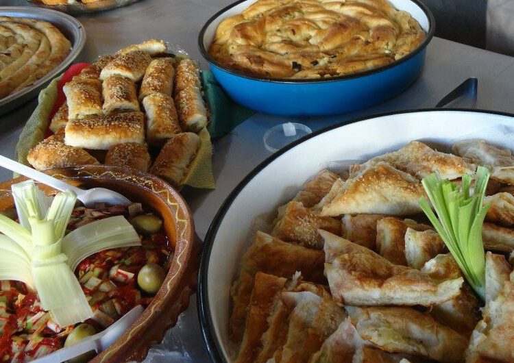 Стотина специјалитети со праз, солени и благи, беа декустирани повторно на „Ден на празот“ во селото Градашорци