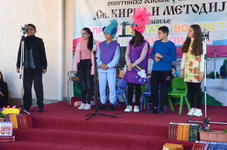 Училиштето „Св. Кирил и Методиј“ во Дабиље со мала свеченост по повод Месецот на книгата и Светскиот ден на детето