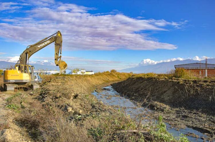 „Комуналец“ започнува со чистење на каналот на река Тркања