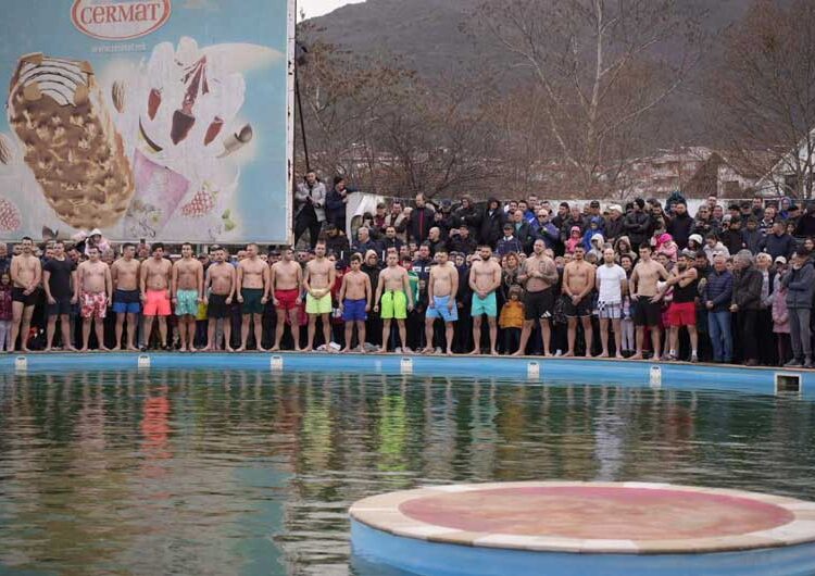 Љубе Шопов го извади крстот од водите на базенот „Аквариус“ во Струмица