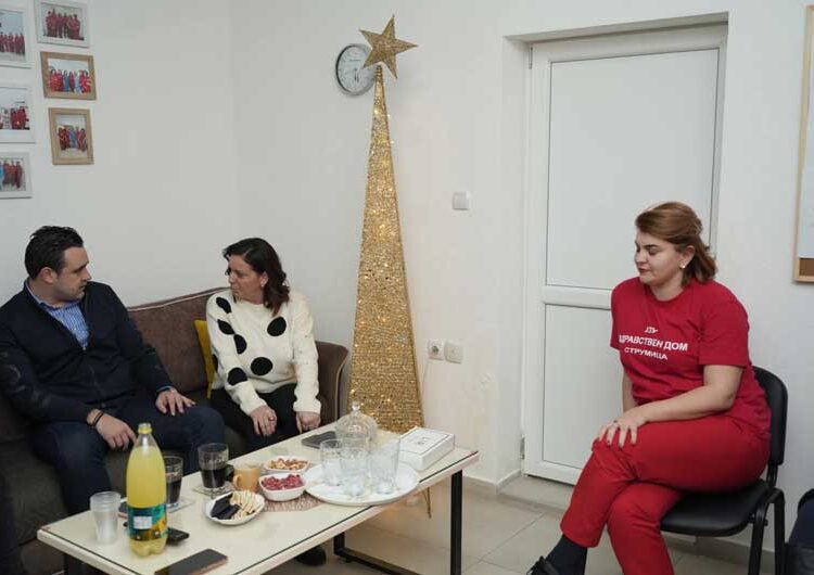 Градоначалникот на Струмица пред новогодишната долга ноќ ги посети дежурните служби на јавните институции