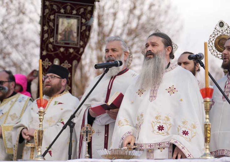 Љубе Шопов го извади крстот од водите на базенот „Аквариус“ во Струмица