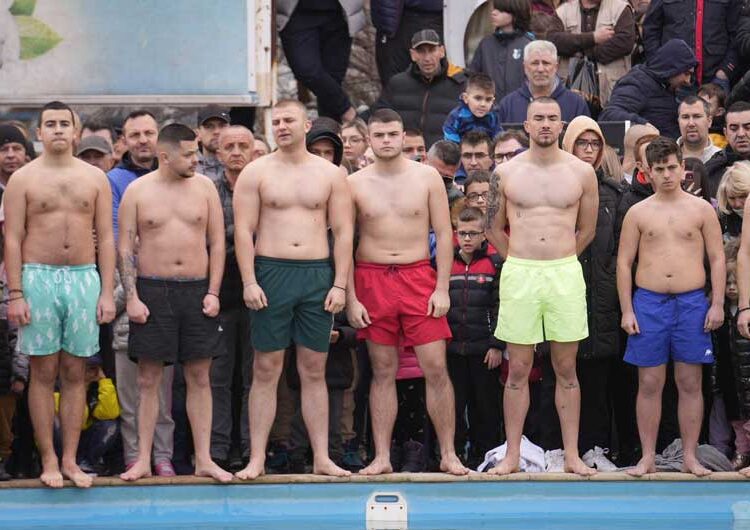 Љубе Шопов го извади крстот од водите на базенот „Аквариус“ во Струмица