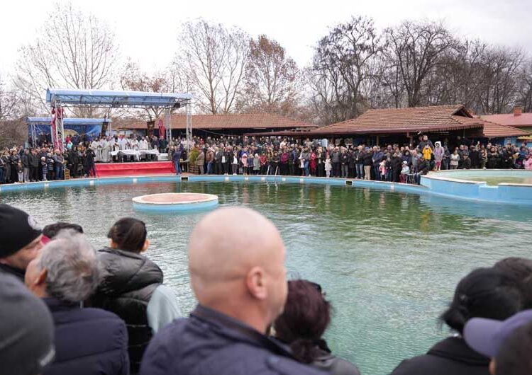 Љубе Шопов го извади крстот од водите на базенот „Аквариус“ во Струмица