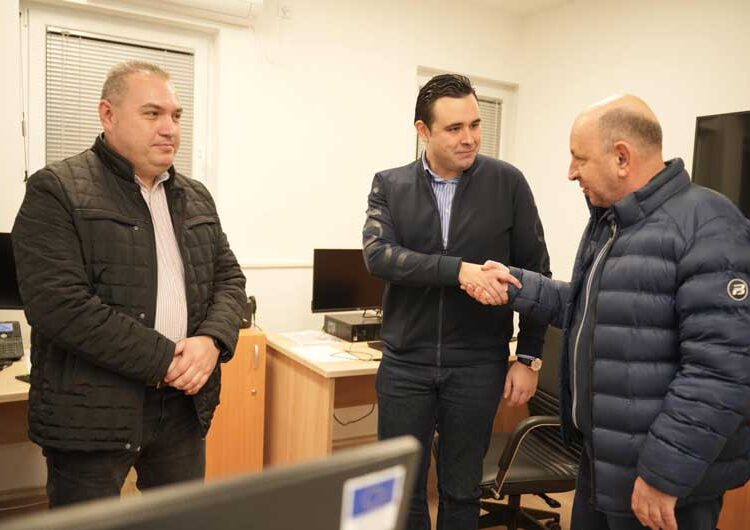 Градоначалникот на Струмица пред новогодишната долга ноќ ги посети дежурните служби на јавните институции