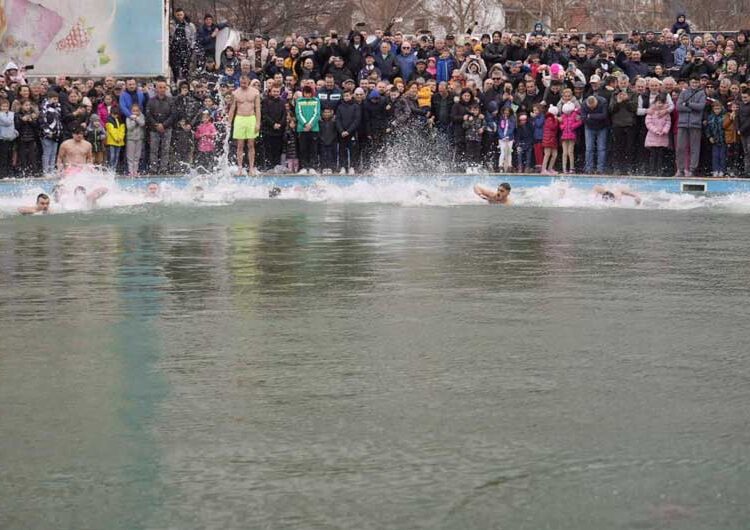 Љубе Шопов го извади крстот од водите на базенот „Аквариус“ во Струмица