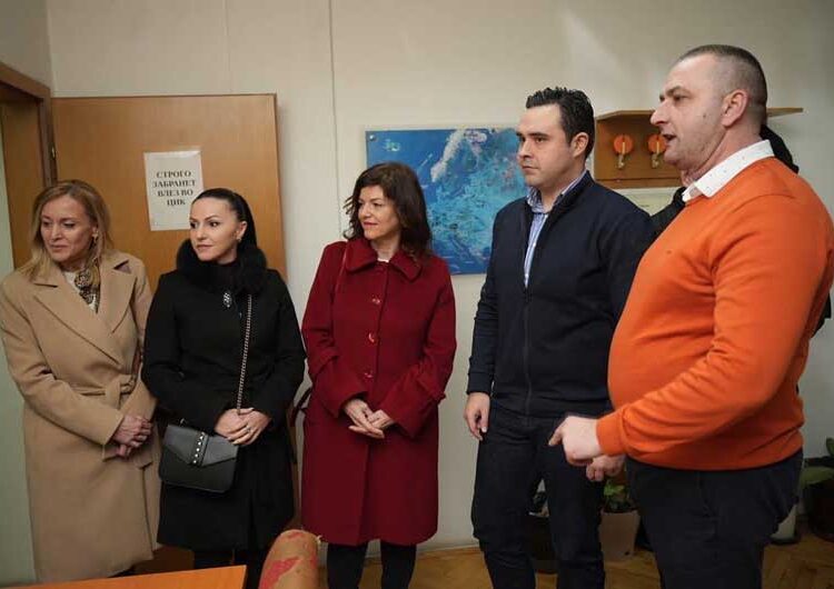 Градоначалникот на Струмица пред новогодишната долга ноќ ги посети дежурните служби на јавните институции