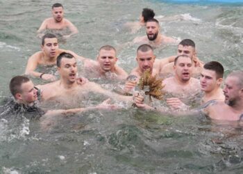 Љубе Шопов го извади крстот од водите на базенот „Аквариус“ во Струмица