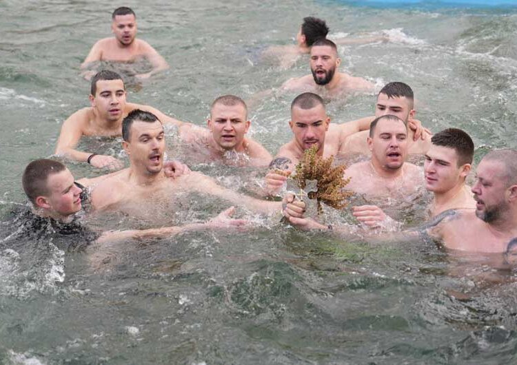 Љубе Шопов го извади крстот од водите на базенот „Аквариус“ во Струмица