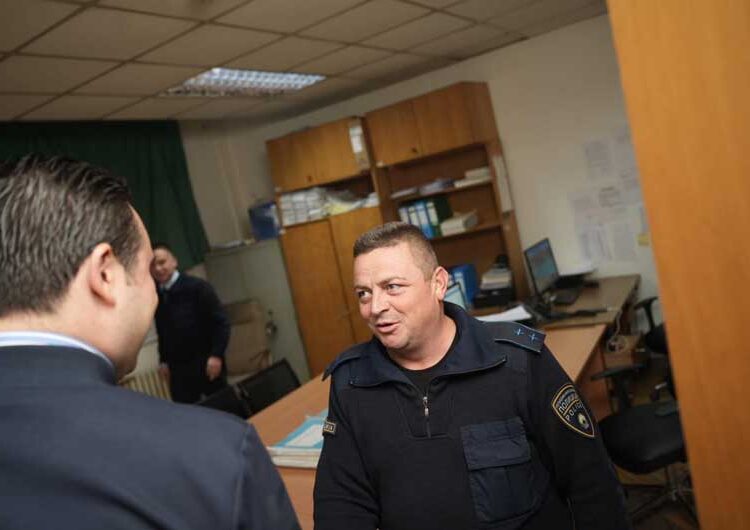 Градоначалникот на Струмица пред новогодишната долга ноќ ги посети дежурните служби на јавните институции