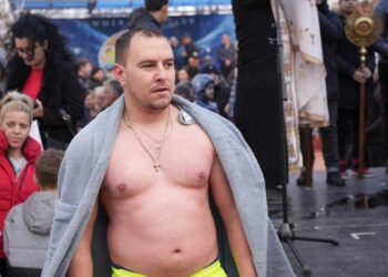 Љубе Шопов го извади крстот од водите на базенот „Аквариус“ во Струмица