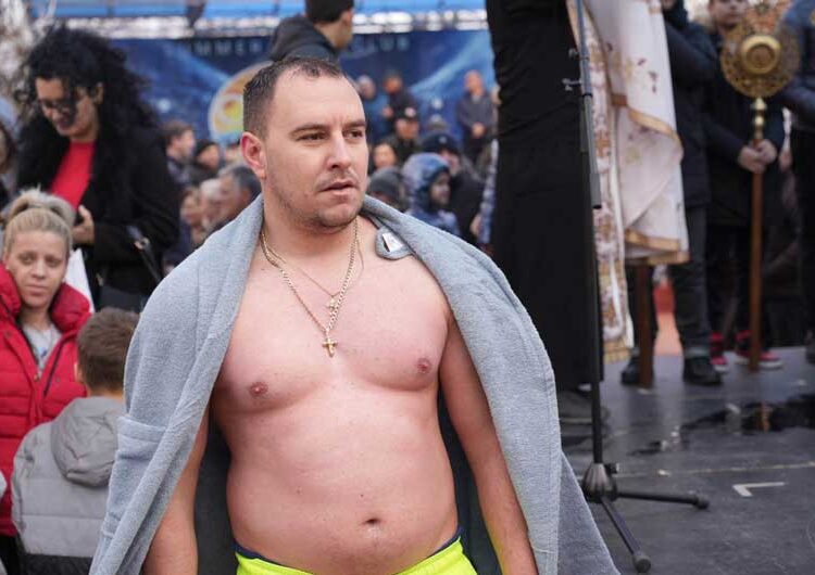 Љубе Шопов го извади крстот од водите на базенот „Аквариус“ во Струмица