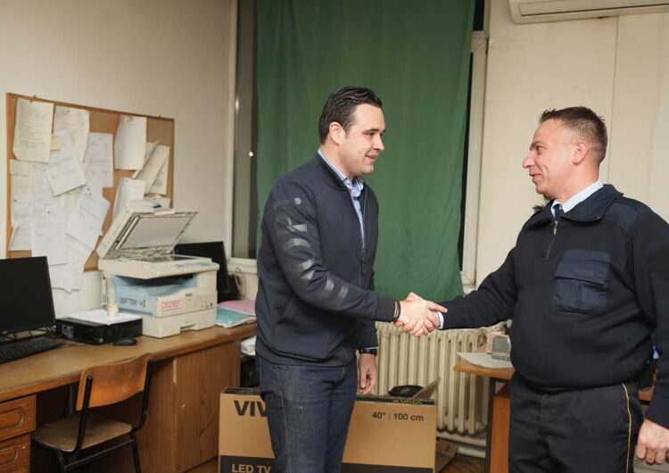 Градоначалникот на Струмица пред новогодишната долга ноќ ги посети дежурните служби на јавните институции