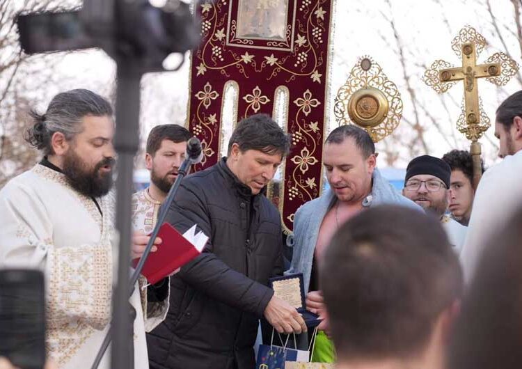 Љубе Шопов го извади крстот од водите на базенот „Аквариус“ во Струмица