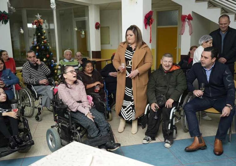 Штитениците во Банско и социјалната зграда во Струмица предновогодишно се дружеа со струмичкиот градоначалник