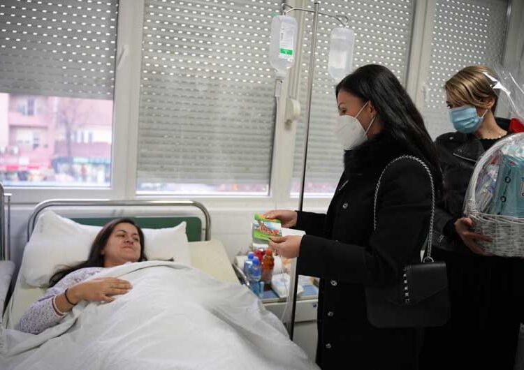 Првороденото бебе во Новата 2023 година си доби 40.000 денари од Општина Струмица