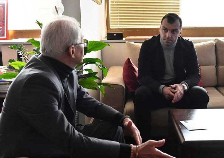 Македонската фудбалска ѕвезда Горан Пандев во ФК „Црвена Звезда“, Светозар Мијаловиќ го прошета низ музејот