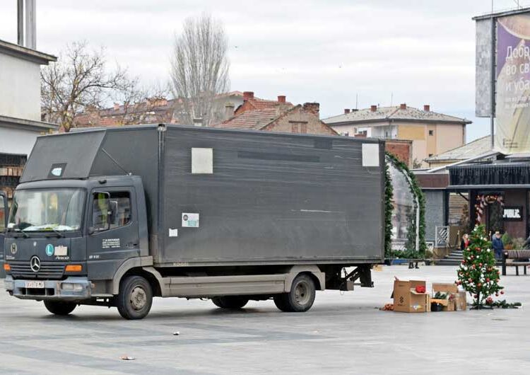 Почна новогодишното украсување на Струмица и годинава скромно колку да се почуствува духот на празниците