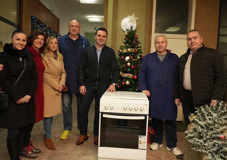 Градоначалникот на Струмица пред новогодишната долга ноќ ги посети дежурните служби на јавните институции