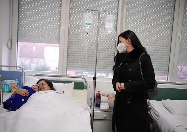 Првороденото бебе во Новата 2023 година си доби 40.000 денари од Општина Струмица