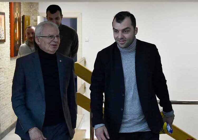Македонската фудбалска ѕвезда Горан Пандев во ФК „Црвена Звезда“, Светозар Мијаловиќ го прошета низ музејот