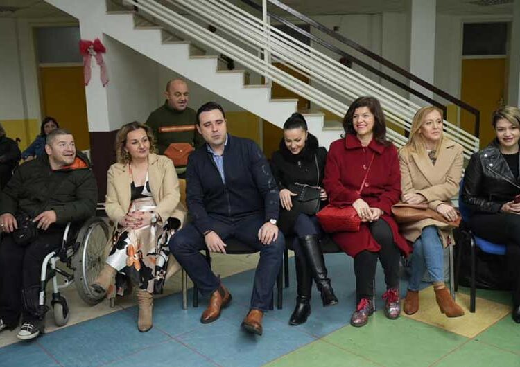 Штитениците во Банско и социјалната зграда во Струмица предновогодишно се дружеа со струмичкиот градоначалник