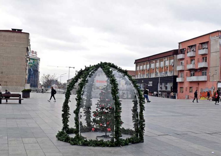 Почна новогодишното украсување на Струмица и годинава скромно колку да се почуствува духот на празниците