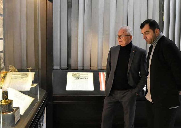 Македонската фудбалска ѕвезда Горан Пандев во ФК „Црвена Звезда“, Светозар Мијаловиќ го прошета низ музејот