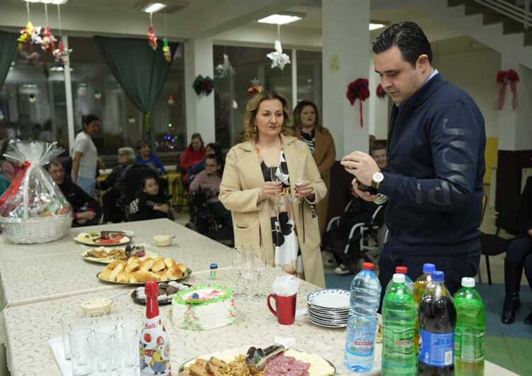 Штитениците во Банско и социјалната зграда во Струмица предновогодишно се дружеа со струмичкиот градоначалник