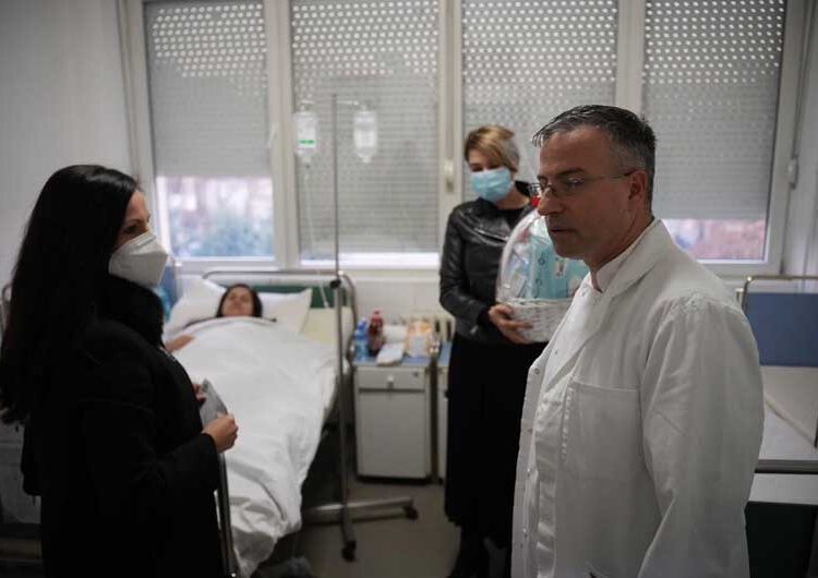 Првороденото бебе во Новата 2023 година си доби 40.000 денари од Општина Струмица