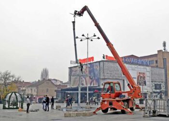 Почна новогодишното украсување на Струмица и годинава скромно колку да се почуствува духот на празниците