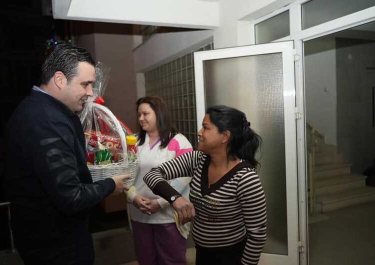 Штитениците во Банско и социјалната зграда во Струмица предновогодишно се дружеа со струмичкиот градоначалник