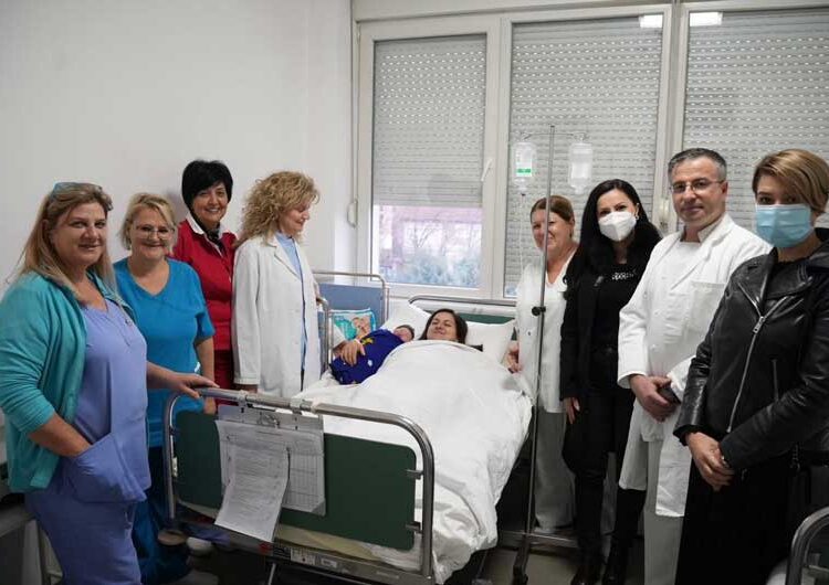 Првороденото бебе во Новата 2023 година си доби 40.000 денари од Општина Струмица