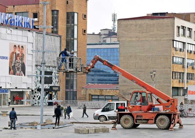 Почна новогодишното украсување на Струмица и годинава скромно колку да се почуствува духот на празниците