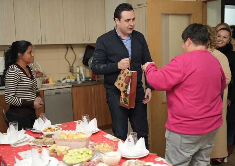 Штитениците во Банско и социјалната зграда во Струмица предновогодишно се дружеа со струмичкиот градоначалник