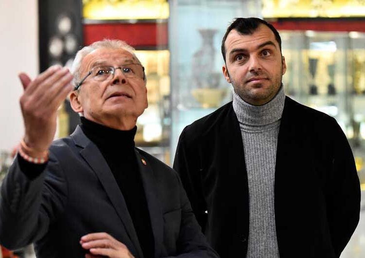 Македонската фудбалска ѕвезда Горан Пандев во ФК „Црвена Звезда“, Светозар Мијаловиќ го прошета низ музејот
