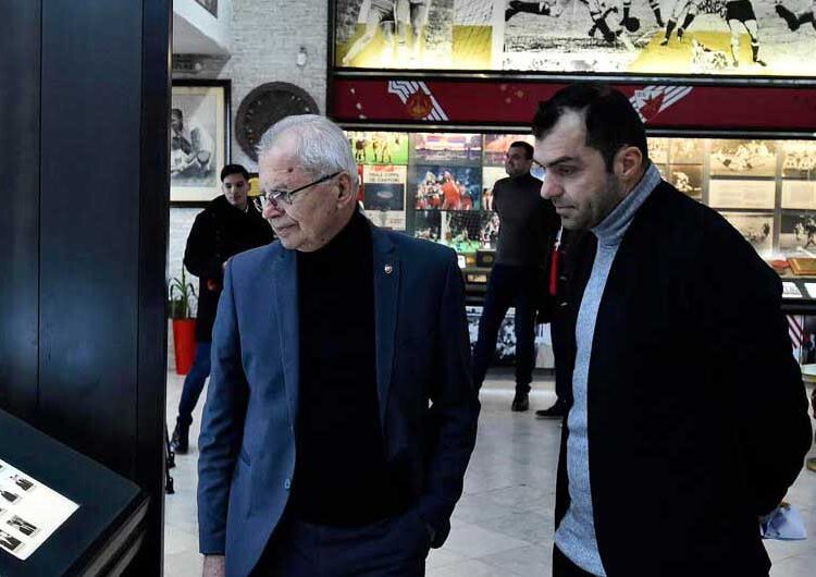 Македонската фудбалска ѕвезда Горан Пандев во ФК „Црвена Звезда“, Светозар Мијаловиќ го прошета низ музејот