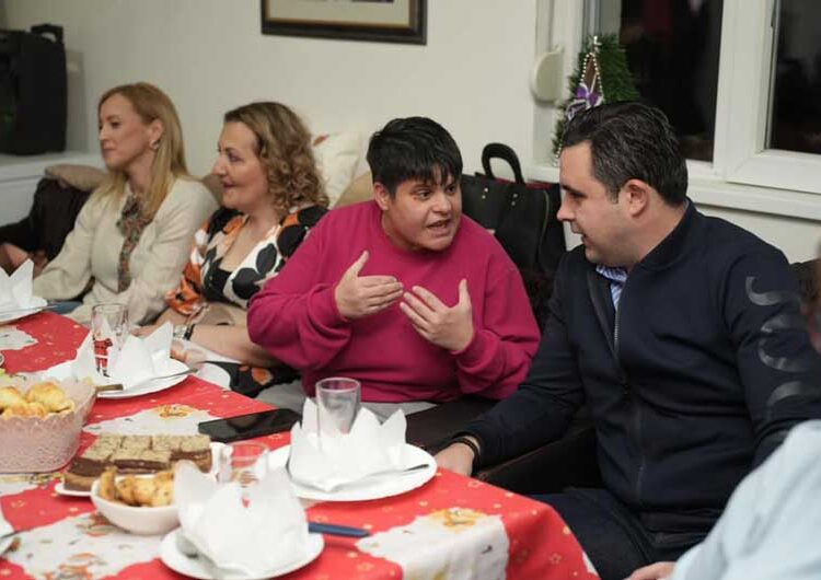 Штитениците во Банско и социјалната зграда во Струмица предновогодишно се дружеа со струмичкиот градоначалник