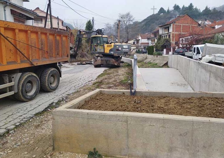 „ДИКОР ЦД“ започна да ги гради двете улици долж обновениот порој „Крушевска Република“
