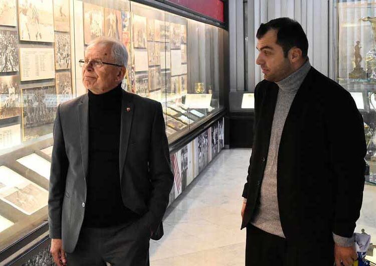 Македонската фудбалска ѕвезда Горан Пандев во ФК „Црвена Звезда“, Светозар Мијаловиќ го прошета низ музејот