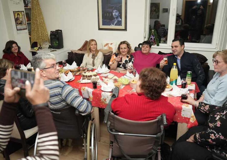 Штитениците во Банско и социјалната зграда во Струмица предновогодишно се дружеа со струмичкиот градоначалник