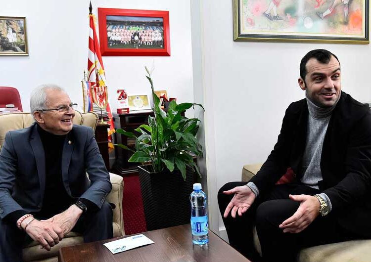 Македонската фудбалска ѕвезда Горан Пандев во ФК „Црвена Звезда“, Светозар Мијаловиќ го прошета низ музејот