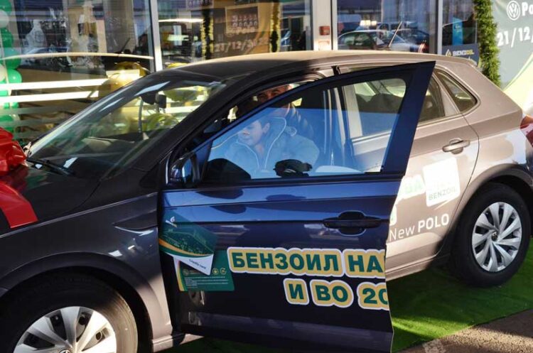 БЕНЗОИЛ: Димитар Божинов е добитникот на главната награда автомобил „VOLKSWAGEN POLO“