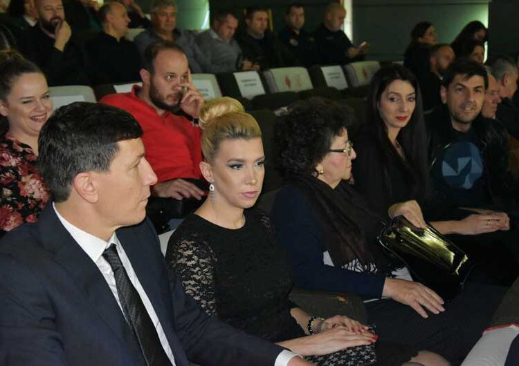 Со емотивен говор, со треперлив глас и низ солзи, Владо Илиевски го прими највисокото општинско признание на Општина Струмица